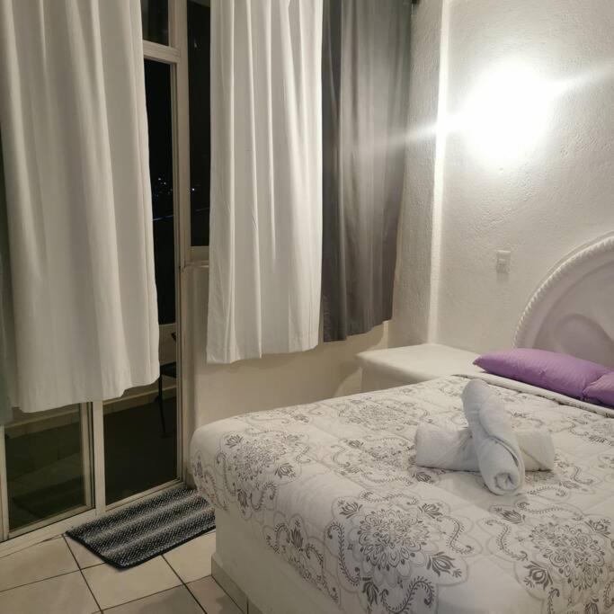 זיהואטנחו Lovely Studio Apartment With Balcony Ac & Wi-Fi, Minutes From Downtown! מראה חיצוני תמונה